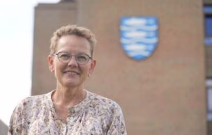 Kvinde foran rådhus